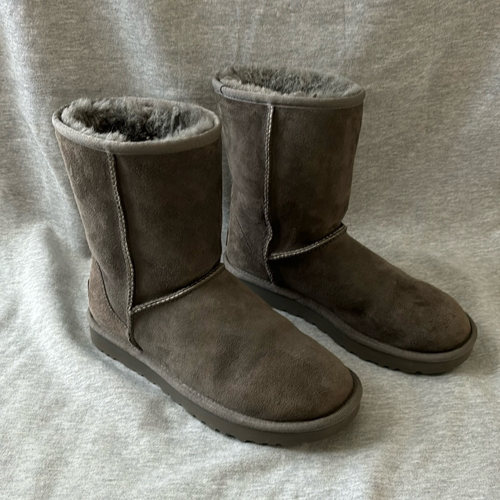 UGG Classic Short, Gray- Size 7